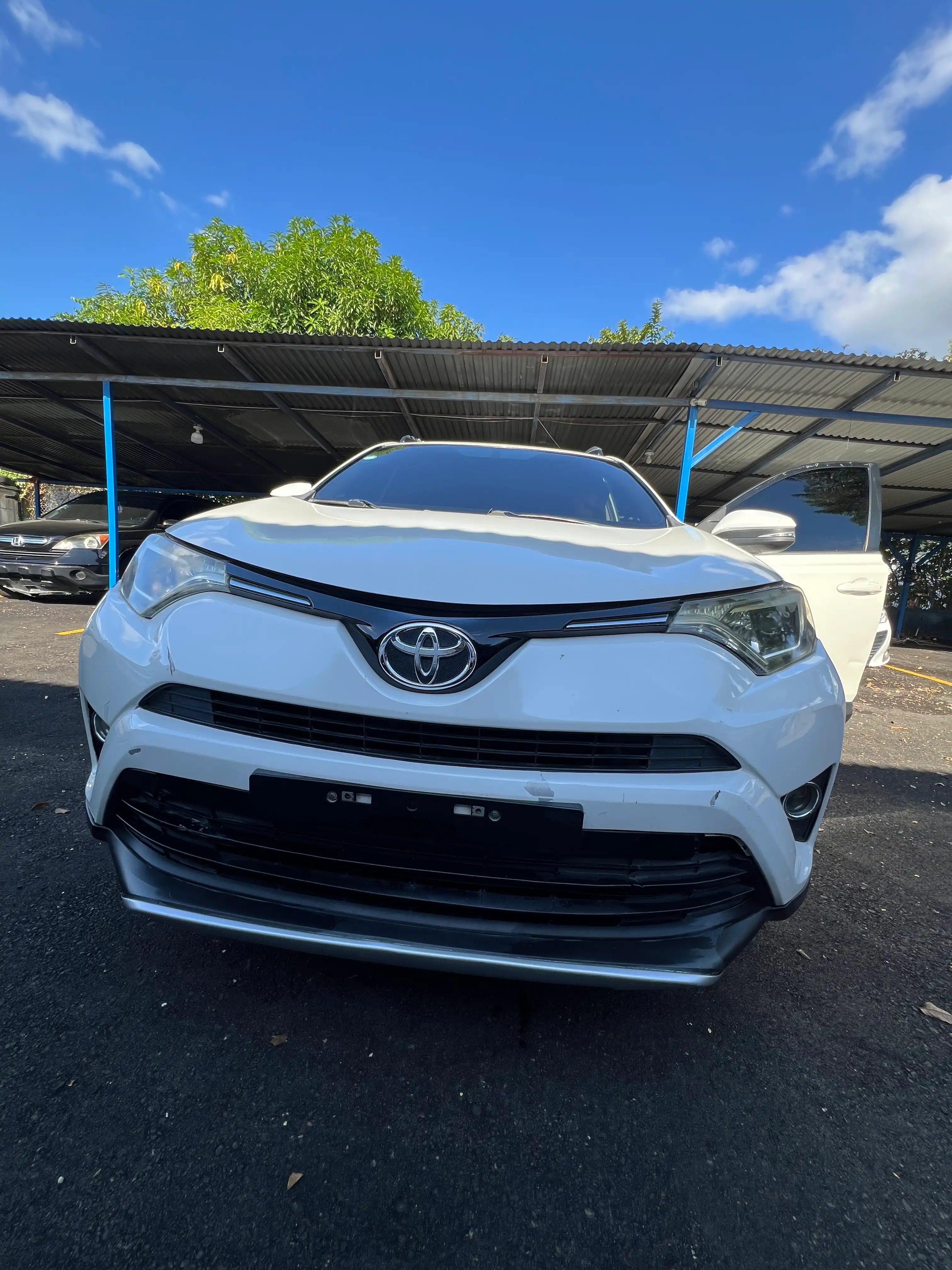 Alquiler JEEP TOYOTA RAV-4 4X2 2017 — ROB-REI Rent A Car